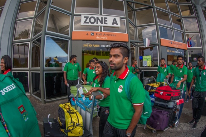 އިންޑިއަން އޯޝަން އައިލެންޑް ގޭމްސްގައި ވާދަކުރާ ރާއްޖޭގެ ޓީމުތައް ރިޔޫނިއަންގެ އެއާޕޯޓްގައި -- އެމްއޯސީ ފޮޓޯ: މުހައްމަދު އަހްސަން