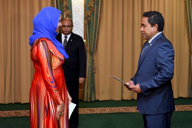 އޯގަސްޓް 17، 2015: ހިއުމަން ރައިޓްސް ކޮމިޝަން (އެޗްއާރުސީއެމް) އަށް އައްޔަންކުރަން ރައްޔިތުންގެ މަޖިލީހުން ރުހުންދިން ތިން ބޭފުޅުންނަށް މެންބަރު ކަމަށް ޢައްޔަން ކުރެއްވި ކަމުގެ ލިޔުން ހަވާލުކުރުމާއި ހުވައި ކުރުމަށް ރައީސް އޮފީހުގައި ބޭއްވި ހަފްލާގެ ތެރެއިން -- ފޮޓޯ/ ރައީސް އޮފީސް