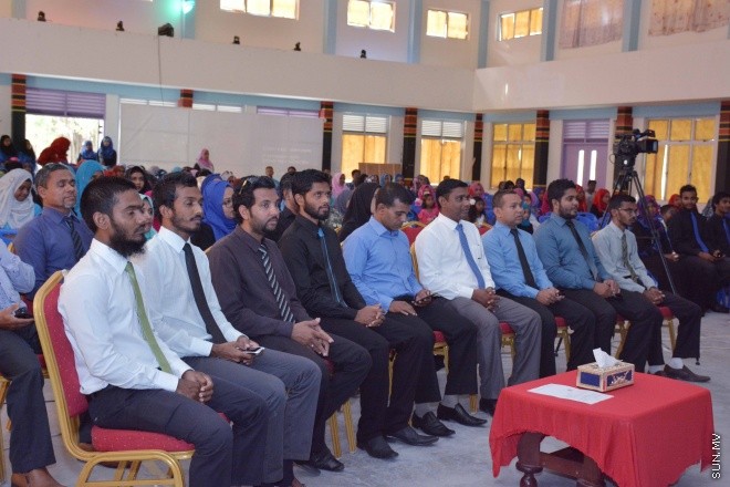 07 ސެޕްޓެމްބަރ 2015: އެލްމޯބައިލް ފުވައްމުލަކު އިންޓަރ ސްކޫލް މަދަހަ މުބާރާތުގެ ނަތީޖާފާޅުކުރުމަށް ފުވައްމުލަކު ހާފިޒް އަހުމަދު ސްކޫލުގައި ބޭއްވި ރަސްމިއްޔާތުގެ ތެރެއިން -- ސަން ފޮޓޯ/ފަޔާޒު މޫސާ