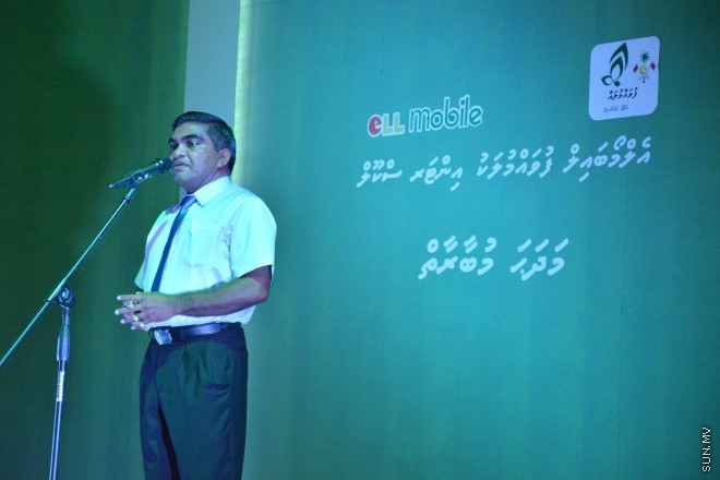 07 ސެޕްޓެމްބަރ 2015: އެލްމޯބައިލް ފުވައްމުލަކު އިންޓަރ ސްކޫލް މަދަހަ މުބާރާތުގެ ނަތީޖާފާޅުކުރުމަށް ފުވައްމުލަކު ހާފިޒް އަހުމަދު ސްކޫލުގައި ބޭއްވި ރަސްމިއްޔާތުގެ ތެރެއިން -- ސަން ފޮޓޯ/ފަޔާޒު މޫސާ