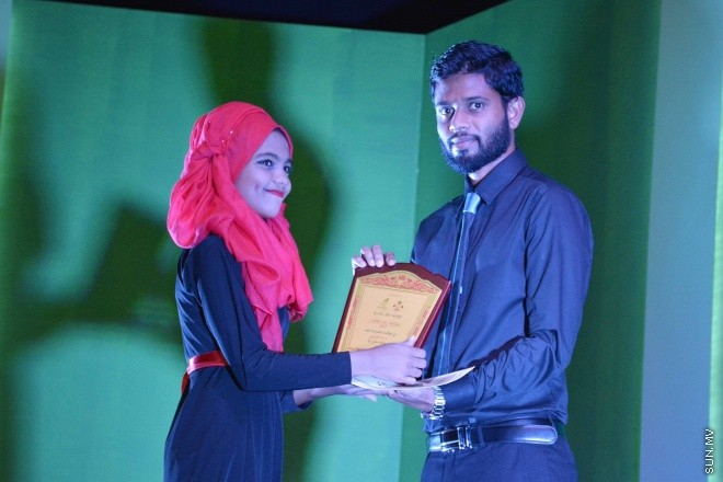 07 ސެޕްޓެމްބަރ 2015: އެލްމޯބައިލް ފުވައްމުލަކު އިންޓަރ ސްކޫލް މަދަހަ މުބާރާތުގެ ނަތީޖާފާޅުކުރުމަށް ފުވައްމުލަކު ހާފިޒް އަހުމަދު ސްކޫލުގައި ބޭއްވި ރަސްމިއްޔާތުގެ ތެރެއިން -- ސަން ފޮޓޯ/ފަޔާޒު މޫސާ