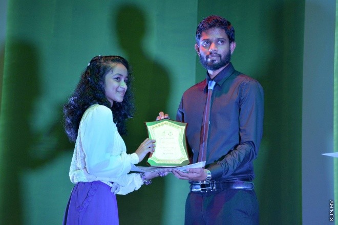 07 ސެޕްޓެމްބަރ 2015: އެލްމޯބައިލް ފުވައްމުލަކު އިންޓަރ ސްކޫލް މަދަހަ މުބާރާތުގެ ނަތީޖާފާޅުކުރުމަށް ފުވައްމުލަކު ހާފިޒް އަހުމަދު ސްކޫލުގައި ބޭއްވި ރަސްމިއްޔާތުގެ ތެރެއިން -- ސަން ފޮޓޯ/ފަޔާޒު މޫސާ