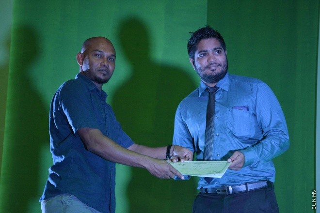 07 ސެޕްޓެމްބަރ 2015: އެލްމޯބައިލް ފުވައްމުލަކު އިންޓަރ ސްކޫލް މަދަހަ މުބާރާތުގެ ނަތީޖާފާޅުކުރުމަށް ފުވައްމުލަކު ހާފިޒް އަހުމަދު ސްކޫލުގައި ބޭއްވި ރަސްމިއްޔާތުގެ ތެރެއިން -- ސަން ފޮޓޯ/ފަޔާޒު މޫސާ