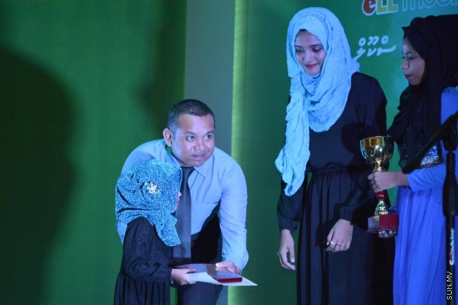 07 ސެޕްޓެމްބަރ 2015: އެލްމޯބައިލް ފުވައްމުލަކު އިންޓަރ ސްކޫލް މަދަހަ މުބާރާތުގެ ނަތީޖާފާޅުކުރުމަށް ފުވައްމުލަކު ހާފިޒް އަހުމަދު ސްކޫލުގައި ބޭއްވި ރަސްމިއްޔާތުގެ ތެރެއިން -- ސަން ފޮޓޯ/ފަޔާޒު މޫސާ