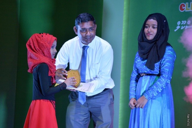 07 ސެޕްޓެމްބަރ 2015: އެލްމޯބައިލް ފުވައްމުލަކު އިންޓަރ ސްކޫލް މަދަހަ މުބާރާތުގެ ނަތީޖާފާޅުކުރުމަށް ފުވައްމުލަކު ހާފިޒް އަހުމަދު ސްކޫލުގައި ބޭއްވި ރަސްމިއްޔާތުގެ ތެރެއިން -- ސަން ފޮޓޯ/ފަޔާޒު މޫސާ