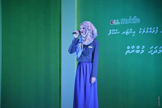 07 ސެޕްޓެމްބަރ 2015: އެލްމޯބައިލް ފުވައްމުލަކު އިންޓަރ ސްކޫލް މަދަހަ މުބާރާތުގެ ނަތީޖާފާޅުކުރުމަށް ފުވައްމުލަކު ހާފިޒް އަހުމަދު ސްކޫލުގައި ބޭއްވި ރަސްމިއްޔާތުގެ ތެރެއިން -- ސަން ފޮޓޯ/ފަޔާޒު މޫސާ