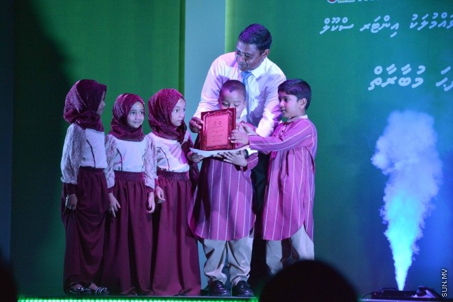 07 ސެޕްޓެމްބަރ 2015: އެލްމޯބައިލް ފުވައްމުލަކު އިންޓަރ ސްކޫލް މަދަހަ މުބާރާތުގެ ނަތީޖާފާޅުކުރުމަށް ފުވައްމުލަކު ހާފިޒް އަހުމަދު ސްކޫލުގައި ބޭއްވި ރަސްމިއްޔާތުގެ ތެރެއިން -- ސަން ފޮޓޯ/ފަޔާޒު މޫސާ