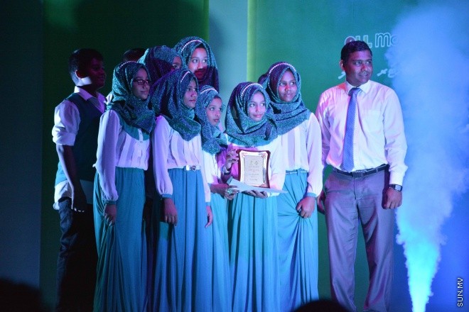 07 ސެޕްޓެމްބަރ 2015: އެލްމޯބައިލް ފުވައްމުލަކު އިންޓަރ ސްކޫލް މަދަހަ މުބާރާތުގެ ނަތީޖާފާޅުކުރުމަށް ފުވައްމުލަކު ހާފިޒް އަހުމަދު ސްކޫލުގައި ބޭއްވި ރަސްމިއްޔާތުގެ ތެރެއިން -- ސަން ފޮޓޯ/ފަޔާޒު މޫސާ