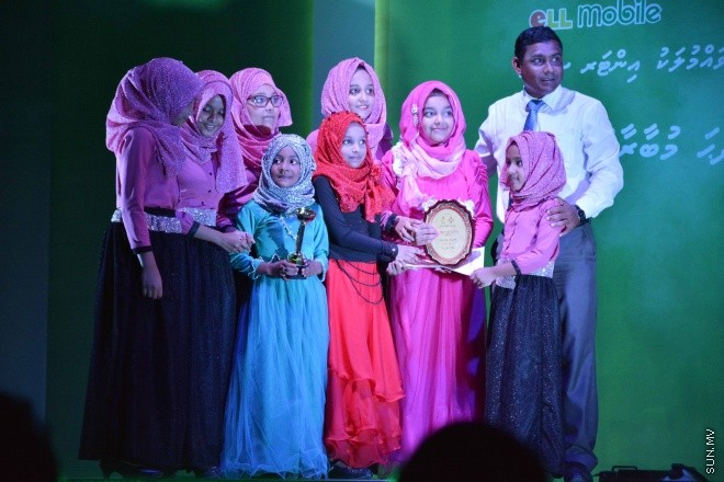 07 ސެޕްޓެމްބަރ 2015: އެލްމޯބައިލް ފުވައްމުލަކު އިންޓަރ ސްކޫލް މަދަހަ މުބާރާތުގެ ނަތީޖާފާޅުކުރުމަށް ފުވައްމުލަކު ހާފިޒް އަހުމަދު ސްކޫލުގައި ބޭއްވި ރަސްމިއްޔާތުގެ ތެރެއިން -- ސަން ފޮޓޯ/ފަޔާޒު މޫސާ