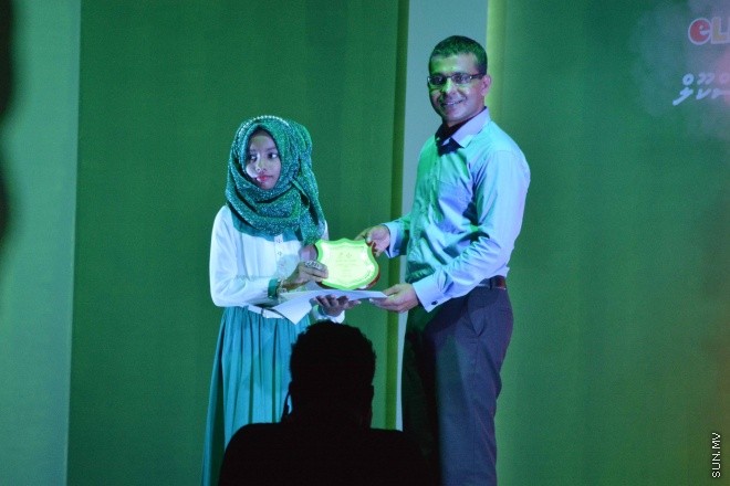 07 ސެޕްޓެމްބަރ 2015: އެލްމޯބައިލް ފުވައްމުލަކު އިންޓަރ ސްކޫލް މަދަހަ މުބާރާތުގެ ނަތީޖާފާޅުކުރުމަށް ފުވައްމުލަކު ހާފިޒް އަހުމަދު ސްކޫލުގައި ބޭއްވި ރަސްމިއްޔާތުގެ ތެރެއިން -- ސަން ފޮޓޯ/ފަޔާޒު މޫސާ