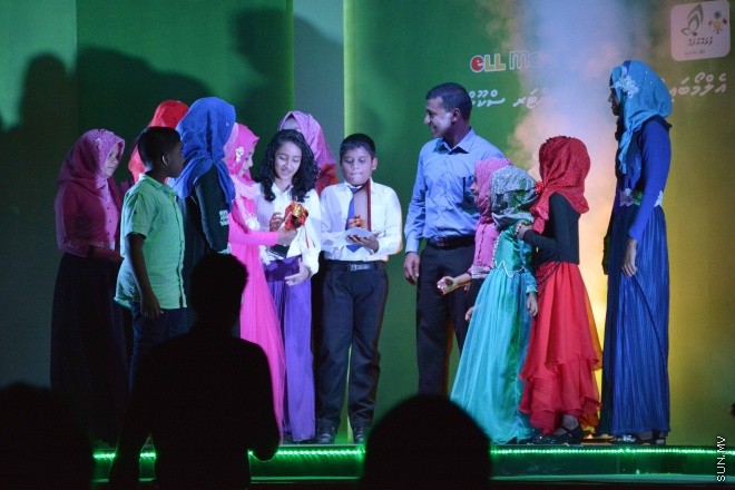 07 ސެޕްޓެމްބަރ 2015: އެލްމޯބައިލް ފުވައްމުލަކު އިންޓަރ ސްކޫލް މަދަހަ މުބާރާތުގެ ނަތީޖާފާޅުކުރުމަށް ފުވައްމުލަކު ހާފިޒް އަހުމަދު ސްކޫލުގައި ބޭއްވި ރަސްމިއްޔާތުގެ ތެރެއިން -- ސަން ފޮޓޯ/ފަޔާޒު މޫސާ