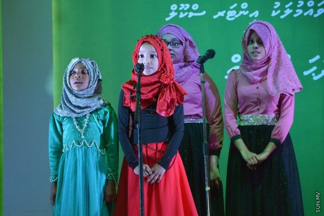 07 ސެޕްޓެމްބަރ 2015: އެލްމޯބައިލް ފުވައްމުލަކު އިންޓަރ ސްކޫލް މަދަހަ މުބާރާތުގެ ނަތީޖާފާޅުކުރުމަށް ފުވައްމުލަކު ހާފިޒް އަހުމަދު ސްކޫލުގައި ބޭއްވި ރަސްމިއްޔާތުގެ ތެރެއިން -- ސަން ފޮޓޯ/ފަޔާޒު މޫސާ