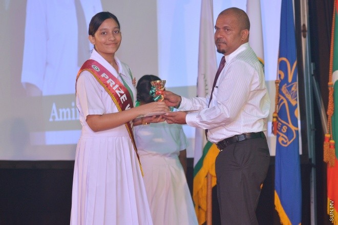 ސެޕްޓެންބަރު 14، 2015: އަމީނިއްޔާ ސުކޫލުގެ އަހަރީ އިނާމު ދިނުމަށް މިރޭ ދަރުބާރުގޭ ރަންނަބަނޑޭރި މާލަމުގައި ބޭއްވި ރަސްމިއްޔާތުގެ ތެރެއިން: ސަން ފޮޓޯ/ ޔުސުފް ސޮފްވާން (ސޮއްޕެ)