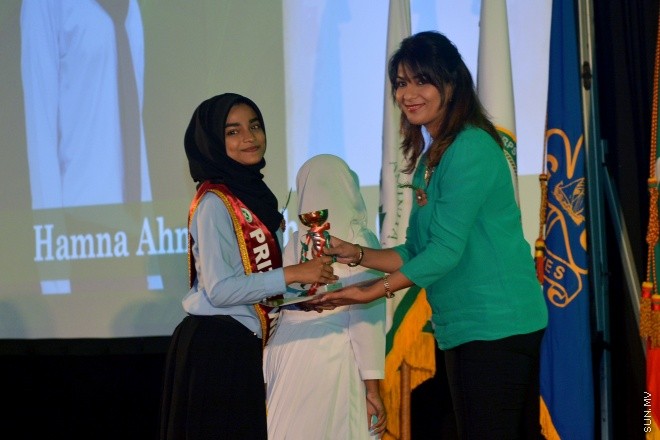 ސެޕްޓެންބަރު 14، 2015: އަމީނިއްޔާ ސުކޫލުގެ އަހަރީ އިނާމު ދިނުމަށް މިރޭ ދަރުބާރުގޭ ރަންނަބަނޑޭރި މާލަމުގައި ބޭއްވި ރަސްމިއްޔާތުގެ ތެރެއިން: ސަން ފޮޓޯ/ ޔުސުފް ސޮފްވާން (ސޮއްޕެ)