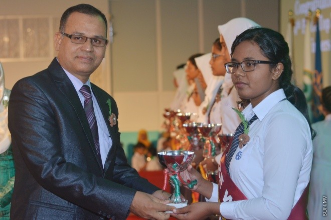 ސެޕްޓެންބަރު 14، 2015: އަމީނިއްޔާ ސުކޫލުގެ އަހަރީ އިނާމު ދިނުމަށް މިރޭ ދަރުބާރުގޭ ރަންނަބަނޑޭރި މާލަމުގައި ބޭއްވި ރަސްމިއްޔާތުގެ ތެރެއިން: ސަން ފޮޓޯ/ ޔުސުފް ސޮފްވާން (ސޮއްޕެ)