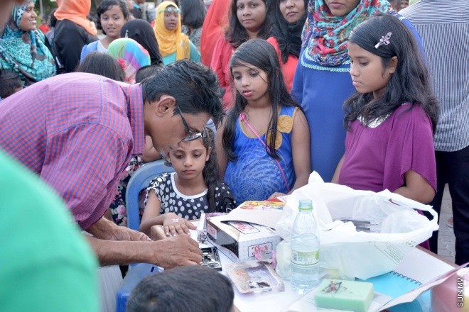 ސެޕްޓެމްބަރ 24، 2015: 1436 ވަނަ އަހަރުގެ ބަރަކާތްތެރި އަޟްހާ އީދު ދުވަހު މާލޭގެ ރާޅުގަނޑު ސަރަހައްދުގައި ކުރިދިޔަ ކުޑަކުދިންގެ ހަވީރު -- ސަންފޮޓޯ/ އަލީ ނަސީރު 