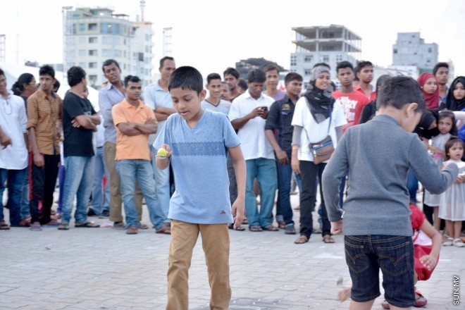 ސެޕްޓެމްބަރ 24، 2015: 1436 ވަނަ އަހަރުގެ ބަރަކާތްތެރި އަޟްހާ އީދު ދުވަހު މާލޭގެ ރާޅުގަނޑު ސަރަހައްދުގައި ކުރިދިޔަ ކުޑަކުދިންގެ ހަވީރު -- ސަންފޮޓޯ/ އަލީ ނަސީރު 