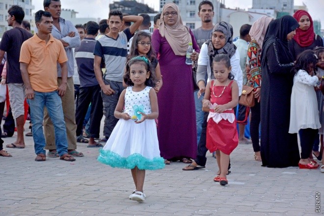 ސެޕްޓެމްބަރ 24، 2015: 1436 ވަނަ އަހަރުގެ ބަރަކާތްތެރި އަޟްހާ އީދު ދުވަހު މާލޭގެ ރާޅުގަނޑު ސަރަހައްދުގައި ކުރިދިޔަ ކުޑަކުދިންގެ ހަވީރު -- ސަންފޮޓޯ/ އަލީ ނަސީރު 