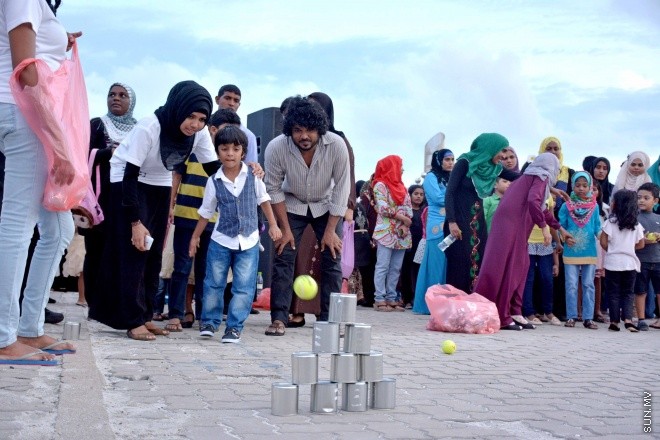 ސެޕްޓެމްބަރ 24، 2015: 1436 ވަނަ އަހަރުގެ ބަރަކާތްތެރި އަޟްހާ އީދު ދުވަހު މާލޭގެ ރާޅުގަނޑު ސަރަހައްދުގައި ކުރިދިޔަ ކުޑަކުދިންގެ ހަވީރު -- ސަންފޮޓޯ/ އަލީ ނަސީރު 