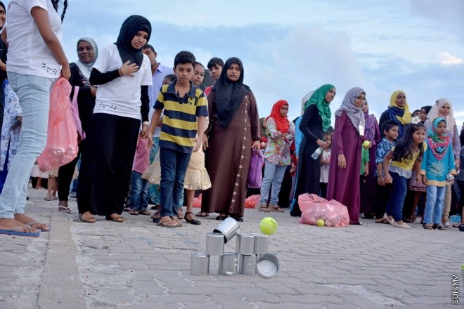 ސެޕްޓެމްބަރ 24، 2015: 1436 ވަނަ އަހަރުގެ ބަރަކާތްތެރި އަޟްހާ އީދު ދުވަހު މާލޭގެ ރާޅުގަނޑު ސަރަހައްދުގައި ކުރިދިޔަ ކުޑަކުދިންގެ ހަވީރު -- ސަންފޮޓޯ/ އަލީ ނަސީރު 