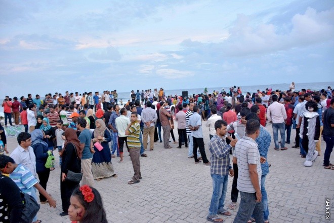 ސެޕްޓެމްބަރ 24، 2015: 1436 ވަނަ އަހަރުގެ ބަރަކާތްތެރި އަޟްހާ އީދު ދުވަހު މާލޭގެ ރާޅުގަނޑު ސަރަހައްދުގައި ކުރިދިޔަ ކުޑަކުދިންގެ ހަވީރު -- ސަންފޮޓޯ/ އަލީ ނަސީރު 