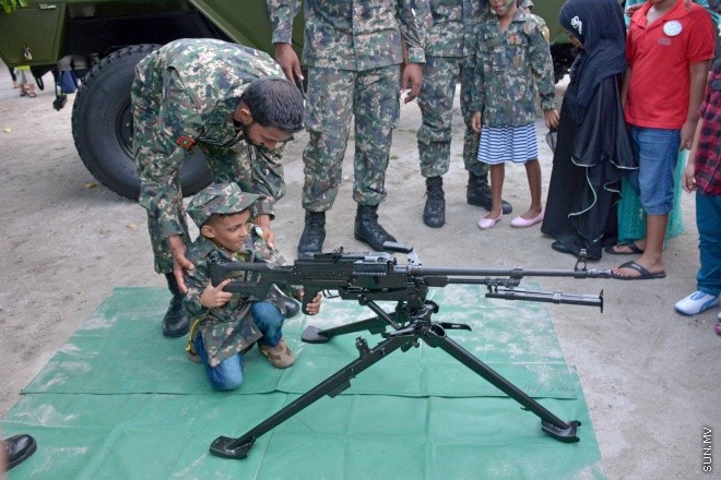 ސެޕްޓެމްބަރ 24، 2015: 1436 ވަނަ އަހަރުގެ ބަރަކާތްތެރި އަޟްހާ އީދު ދުވަހު މާލޭގެ ރާޅުގަނޑު ސަރަހައްދުގައި ކުރިދިޔަ ކުޑަކުދިންގެ ހަވީރު -- ސަންފޮޓޯ/ އަލީ ނަސީރު 