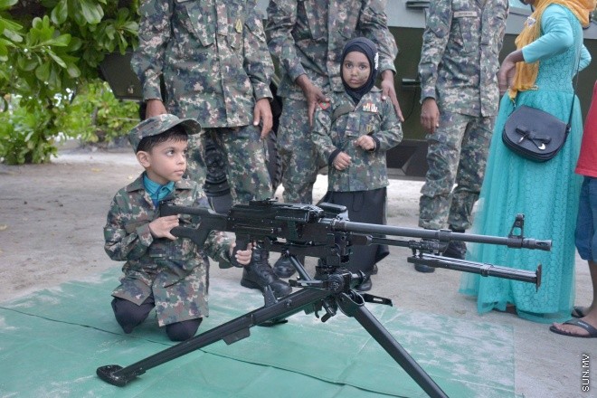 ސެޕްޓެމްބަރ 24، 2015: 1436 ވަނަ އަހަރުގެ ބަރަކާތްތެރި އަޟްހާ އީދު ދުވަހު މާލޭގެ ރާޅުގަނޑު ސަރަހައްދުގައި ކުރިދިޔަ ކުޑަކުދިންގެ ހަވީރު -- ސަންފޮޓޯ/ އަލީ ނަސީރު 