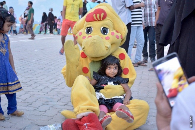 ސެޕްޓެމްބަރ 24، 2015: 1436 ވަނަ އަހަރުގެ ބަރަކާތްތެރި އަޟްހާ އީދު ދުވަހު މާލޭގެ ރާޅުގަނޑު ސަރަހައްދުގައި ކުރިދިޔަ ކުޑަކުދިންގެ ހަވީރު -- ސަންފޮޓޯ/ އަލީ ނަސީރު 