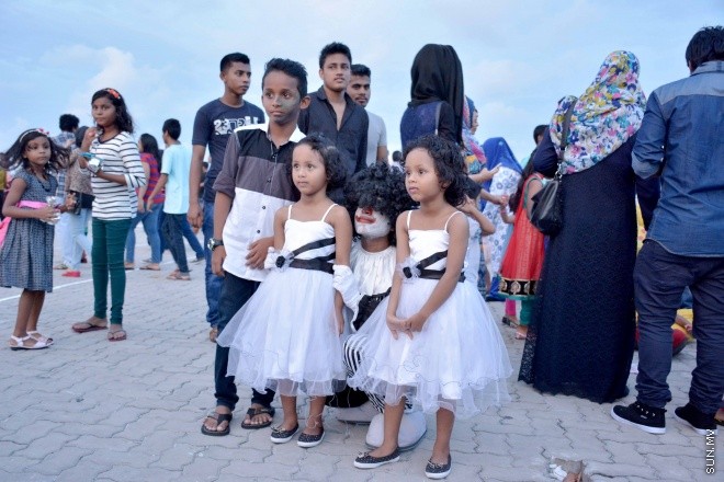 ސެޕްޓެމްބަރ 24، 2015: 1436 ވަނަ އަހަރުގެ ބަރަކާތްތެރި އަޟްހާ އީދު ދުވަހު މާލޭގެ ރާޅުގަނޑު ސަރަހައްދުގައި ކުރިދިޔަ ކުޑަކުދިންގެ ހަވީރު -- ސަންފޮޓޯ/ އަލީ ނަސީރު 