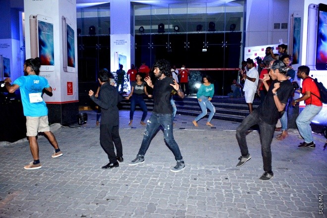 އޮކްޓޯބަރު 8، 2015: ދިރާގުން އައިފޯން 6 އެސް ރާއްޖޭގައި އޮފިޝަލްކޮ ވިއްކަން ފެށުން --- ސަން ފޮޓޯ/ ޔޫސުފް ސޮފްވާން