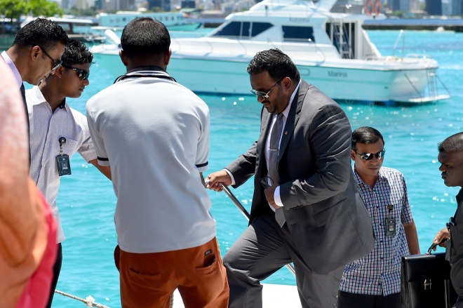 އޮކްޓޯބަރ 13، 2015: ރަސްމީ ދަތުރުފުޅެއްގައި ރައީސުލް ޖުމްހޫރިއްޔާގެ ނައިބު އަހުމަދު އަދީބު ޗައިނާއަށް ވަޑައިގަތުމަށް އެއާޕޯޓުގައި -- ފޮޓޯ/ ރައީސް އޮފީސް