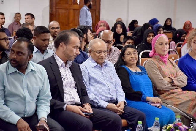 ނޮވެމްބަރު 7، 2015: "ދަ މެސެޖު" ދަރުސް ސިލްސިލާގެ ތެރެއިން ޕްރޮފެސާ ތާރިގު ރަމަދާން ދެއްވި ދަރުސް -- ސަންފޮޓޯ/ އަލީ ނަސީރު