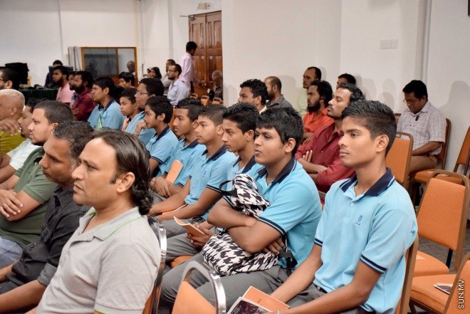 ނޮވެމްބަރު 7، 2015: "ދަ މެސެޖު" ދަރުސް ސިލްސިލާގެ ތެރެއިން ޕްރޮފެސާ ތާރިގު ރަމަދާން ދެއްވި ދަރުސް -- ސަންފޮޓޯ/ އަލީ ނަސީރު