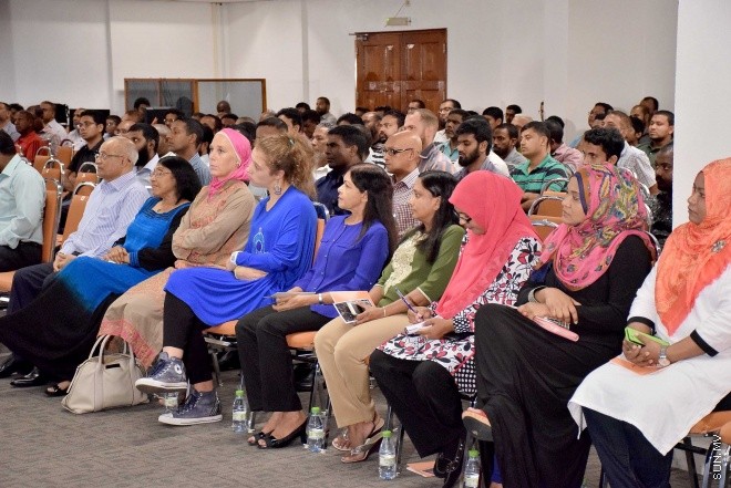 ނޮވެމްބަރު 7، 2015: "ދަ މެސެޖު" ދަރުސް ސިލްސިލާގެ ތެރެއިން ޕްރޮފެސާ ތާރިގު ރަމަދާން ދެއްވި ދަރުސް -- ސަންފޮޓޯ/ އަލީ ނަސީރު