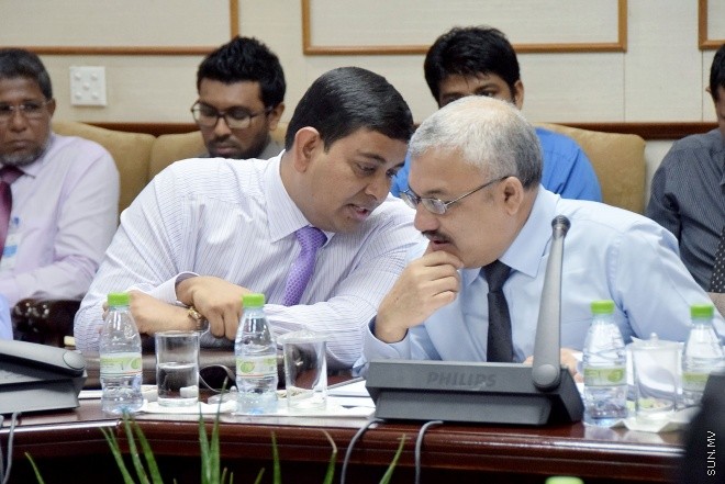 ނޮވެންބަރު 15، 2015: 2016 ވަނަ އަހަރަށް ދައުލަތުން ކަނޑައަޅާފައިވާ ބަޖެޓު ދިރާސާ ކުރުމަށް މަޖިލީހުގައި އުފައްދާފައިވާ ކޮމިޓީއަށް ފިނޭންސް މިނިސްޓަރުގެ އިތުރުން އިކޮނޮމިކު ޔޫތު ކައުންސިލްގައި ހިމެނިވަޑައިގަންނަވާ، އެކޮނޮމިކް މިނިސްޓަރ ސައީދު، ފިޝަރީޒު މިނިސްޓަރ ޑރ ޝައިނީ އަދި ޓޫރިޒަމް މިނިސްޓަރ ޒަމީރު ހާޒިރުކޮށް ކުރިއަށް ދިޔަ ބައްދަލުވުމުގެ ތެރެއިން -- ސަންފޮޓޯ/ އަލީ ނަސީރު