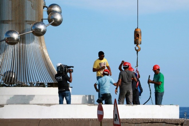 ނޮވެމްބަރު 21، 2015: ސުނަމީ ބިނާ ނެގުމުގެ މަސައްކަތް ކުރަނީ --- ސަން ފޮޓޯ ޔޫސުފް ސޮފްވާން