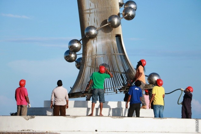 ނޮވެމްބަރު 21، 2015: ސުނަމީ ބިނާ ނެގުމުގެ މަސައްކަތް ކުރަނީ --- ސަން ފޮޓޯ ޔޫސުފް ސޮފްވާން