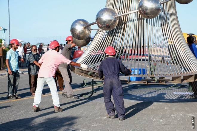 ނޮވެމްބަރު 21، 2015: ސުނަމީ ބިނާ ނެގުމުގެ މަސައްކަތް ކުރަނީ --- ސަން ފޮޓޯ ޔޫސުފް ސޮފްވާން