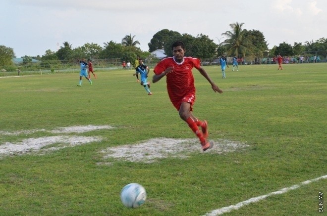 މިނިވަން 50 ޗެމްޕިއަންޝިޕްގެ ލ. އަތޮޅުގެ ފައިނަލް މެޗްގައި ގަމާއި އިސްދޫ ބައްދަލު ކުރި މެޗްގެ ތެރެއިން --- ސަން ފޮޓޯ/ ޢަލީ ވާފިރު 