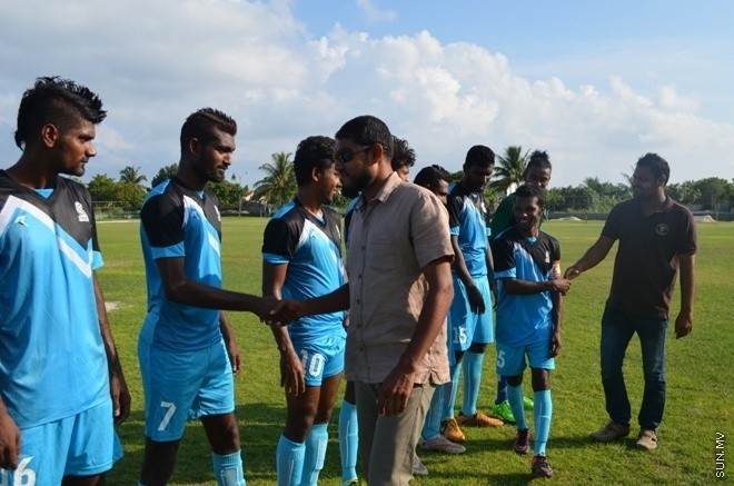 މިނިވަން 50 ޗެމްޕިއަންޝިޕްގެ ލ. އަތޮޅުގެ ފައިނަލް މެޗްގައި ގަމާއި އިސްދޫ ބައްދަލު ކުރި މެޗްގެ ތެރެއިން --- ސަން ފޮޓޯ/ ޢަލީ ވާފިރު 