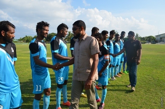 މިނިވަން 50 ޗެމްޕިއަންޝިޕްގެ ލ. އަތޮޅުގެ ފައިނަލް މެޗްގައި ގަމާއި އިސްދޫ ބައްދަލު ކުރި މެޗްގެ ތެރެއިން --- ސަން ފޮޓޯ/ ޢަލީ ވާފިރު 