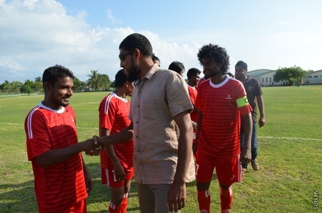 މިނިވަން 50 ޗެމްޕިއަންޝިޕްގެ ލ. އަތޮޅުގެ ފައިނަލް މެޗްގައި ގަމާއި އިސްދޫ ބައްދަލު ކުރި މެޗްގެ ތެރެއިން --- ސަން ފޮޓޯ/ ޢަލީ ވާފިރު 