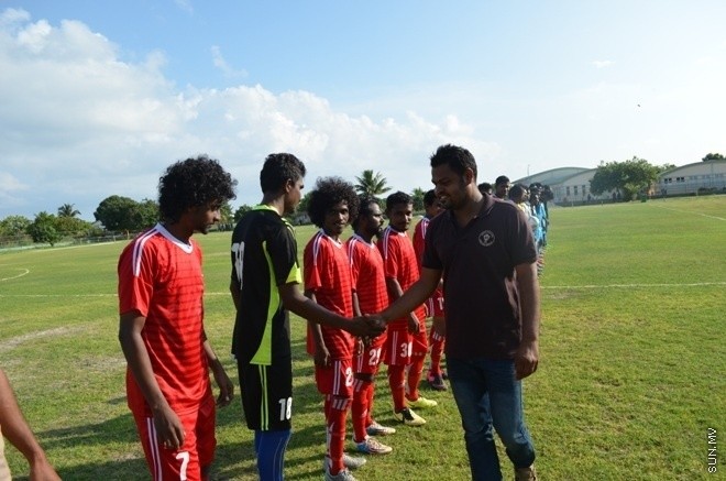 މިނިވަން 50 ޗެމްޕިއަންޝިޕްގެ ލ. އަތޮޅުގެ ފައިނަލް މެޗްގައި ގަމާއި އިސްދޫ ބައްދަލު ކުރި މެޗްގެ ތެރެއިން --- ސަން ފޮޓޯ/ ޢަލީ ވާފިރު 