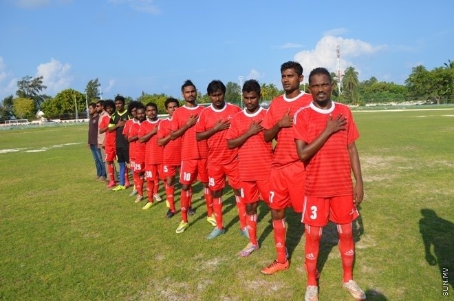 މިނިވަން 50 ޗެމްޕިއަންޝިޕްގެ ލ. އަތޮޅުގެ ފައިނަލް މެޗްގައި ގަމާއި އިސްދޫ ބައްދަލު ކުރި މެޗްގެ ތެރެއިން --- ސަން ފޮޓޯ/ ޢަލީ ވާފިރު 