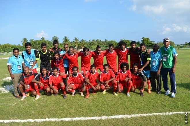 މިނިވަން 50 ޗެމްޕިއަންޝިޕްގެ ލ. އަތޮޅުގެ ފައިނަލް މެޗްގައި ގަމާއި އިސްދޫ ބައްދަލު ކުރި މެޗްގެ ތެރެއިން --- ސަން ފޮޓޯ/ ޢަލީ ވާފިރު 