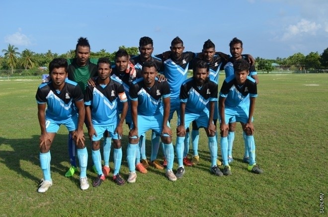 މިނިވަން 50 ޗެމްޕިއަންޝިޕްގެ ލ. އަތޮޅުގެ ފައިނަލް މެޗްގައި ގަމާއި އިސްދޫ ބައްދަލު ކުރި މެޗްގެ ތެރެއިން --- ސަން ފޮޓޯ/ ޢަލީ ވާފިރު 