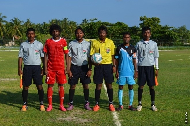 މިނިވަން 50 ޗެމްޕިއަންޝިޕްގެ ލ. އަތޮޅުގެ ފައިނަލް މެޗްގައި ގަމާއި އިސްދޫ ބައްދަލު ކުރި މެޗްގެ ތެރެއިން --- ސަން ފޮޓޯ/ ޢަލީ ވާފިރު 