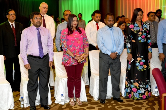 ޑިސެމްބަރ 3، 2015: މި ސަރުކާރުގެ ހާރިޖީ ސިޔާސަތުގެ ފާއިތުވީ ދެއަހަރުގެ ކާމިޔާބީތަކާއި، އ.ދ.ގެ މެންބަރު ގައުމަކަށް ގައުމެއްގެ ގޮތުގައި 50 އަހަރު ފުރުން ފާހަގަ ކުރުމަށް ހޮޓެލް ޖެންގައި ބޭއްވި ރަސްމިއްޔާތުގެ ތެރެއިން -- ފޮޓޯ/ ރައީސް އޮފީސް