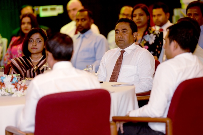 ޑިސެމްބަރ 3، 2015: މި ސަރުކާރުގެ ހާރިޖީ ސިޔާސަތުގެ ފާއިތުވީ ދެއަހަރުގެ ކާމިޔާބީތަކާއި، އ.ދ.ގެ މެންބަރު ގައުމަކަށް ގައުމެއްގެ ގޮތުގައި 50 އަހަރު ފުރުން ފާހަގަ ކުރުމަށް ހޮޓެލް ޖެންގައި ބޭއްވި ރަސްމިއްޔާތުގެ ތެރެއިން -- ފޮޓޯ/ ރައީސް އޮފީސް