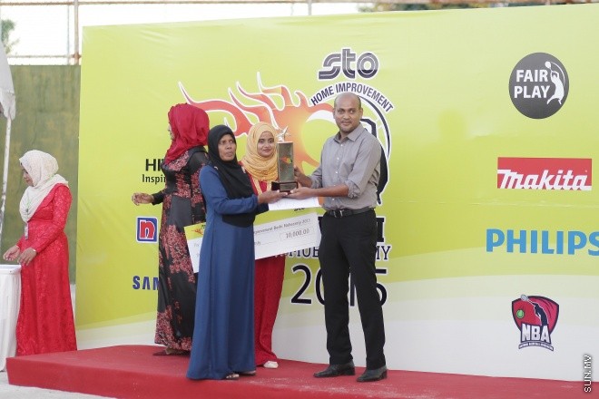 ޑިސެމްބަރ 15، 2015:  އެސްޓީއޯ ހޯމް އިމްޕްރޫވްމަންޓް ބަށި މުބާރާތުގެ އިނާމު ދިނުމުގެ ރަސްމިއްޔާތުގެ ތެރެއިން -- ސަން ފޮޓޯ/ފަޔާޒު މޫސާ